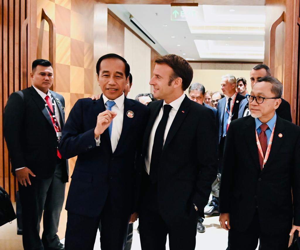 Saya mengapresiasi investasi Prancis pada sektor strategis di Indonesia. Ini saya sampaikan langsung dalam dalam pertemuan bilateral dengan Presiden Republik Prancis Emmanuel Macron di New Delhi, Sabtu kemarin. Saya menghargai Dubes Prancis untuk Indonesia yang telah membawa