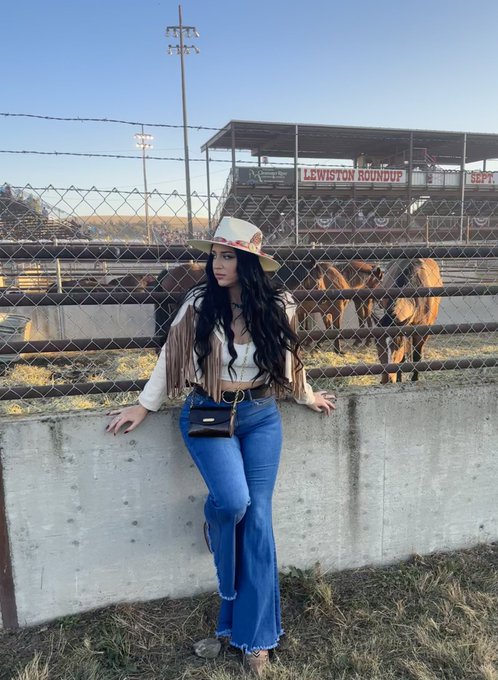 Not sure how many people realize I live in the country 🤠 https://t.co/OPNaRVsgfW