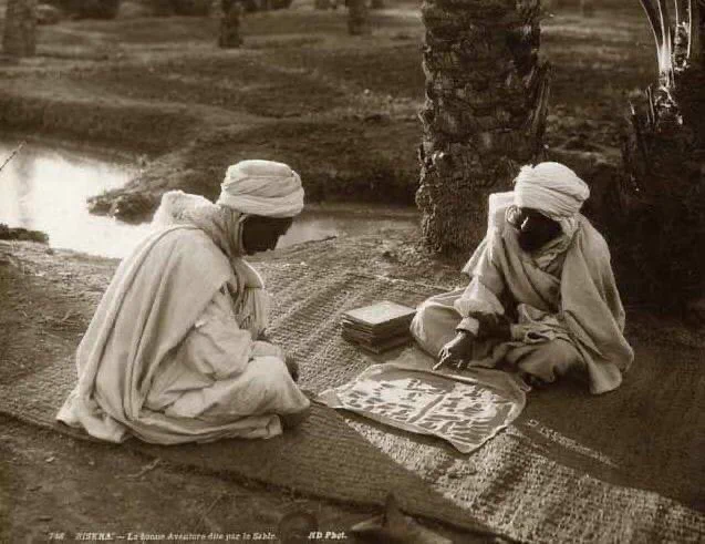 Gönlüne kimi koyduğuna dikkat et.  
Abdullah ibni Abbas’ın dediği gibi;  
70 yıl Kâbe duvarının dibinde ibadet etsen de, yine sevdiklerinle haşrolacaksın.