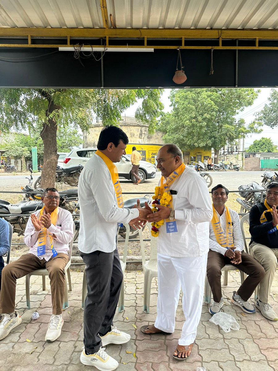 છેલ્લા ઘણા સમય થી સેવાકીય પ્રવૃતિ સાથે સંકાળેય તથા સમાજ ના પ્રતિષ્ઠીત આગેવાન શ્રી વલ્લભભાઈ માણીયા ને ગારીયાધાર શહેર આમ-આદમી પાર્ટી ના પ્રમુખ બનવા બદલ ખુબ ખુબ શુભેચ્છાઓ ..
<a href="/AAPGujarat/">AAP Gujarat</a> 
<a href="/isudan_gadhvi/">Isudan Gadhvi</a>