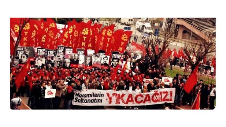 salihbostnc's tweet photo. Gör, nasıl yeniden yaratılırım,
Namuslu, genç ellerinle.
Kızlarım,
Oğullarım var gelecekte,
Herbiri vazgeçilmez cihan parçası.
Kaç bin yıllık hasretimin koncası,
Gözlerinden,
Gözlerinden öperim,
Bir umudum sende,
Anlıyor musun?
#TKP103yaşında https://t.co/a1t1wzqeyy