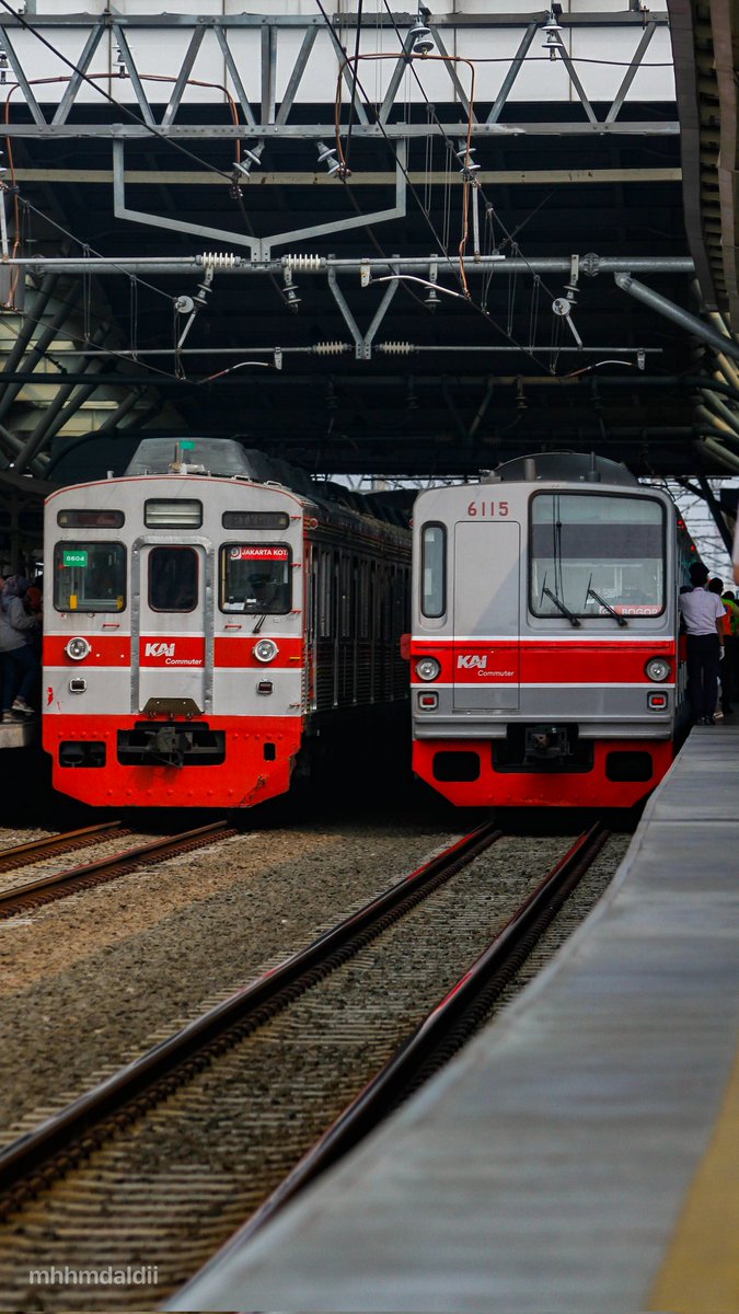 In frame 東京8604/8504 そして東京メトロ6115/6015