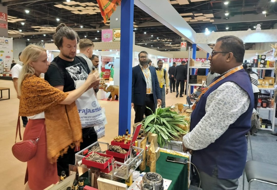 G20 delegates visit Craft Bazar at Bharat Mandapam, the main venue of the #G20Summit. #G20India2023 | #G20Bharat2023 #G20SummitDelhi | @g20org