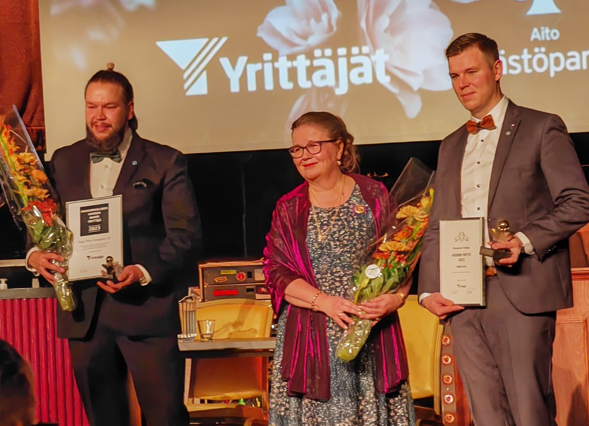 Pirkanmaan Yrittäjien Yrittäjägaala juhlittiin lauantaina. Gaalassa palkittiin Pirkanmaan Vuoden yrityksenä sukkatehdas Sidoste ja Vuoden nuorena yrittäjänä videotoimisto Koju Film Companyn Heikki Oinonen.

Lämpimät onnittelut!

1/2

<a href="/suomenyrittajat/">Suomen Yrittäjät</a>
#sidoste
#kojufilmcompany