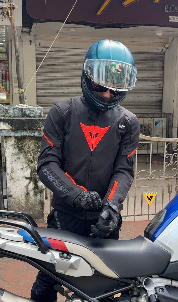 Shahid Kapoor and Ishaan Khattar spotted in Bandra with their classy bikes!

#shahidkapoor #ishaankhattar