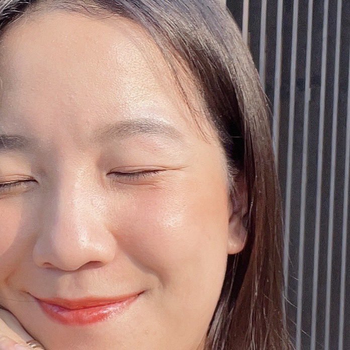 กันแดดในดวงใจ no.1 ตอนนี้ยกให้ Eucerin Sun hydro protect ตัวนี้เลย น้องเป็นกันแดดที่บำรุงและกันแดดไปในตัว ช่วยให้ผิวชุ่มชื้นX3 ยิ่งวันไหนต้องออกแดดบ่อยๆทำกิจกรรมกลางแจ้งนะ หน้าไม่เยิ้มไม่หมองเลย ไม่เหนียวนะทาแล้วซึมทันที ใครที่หน้าอุดตันง่ายเจอกันแดดเนื้อหนักหันมาลองตัวนี้ได้เลย