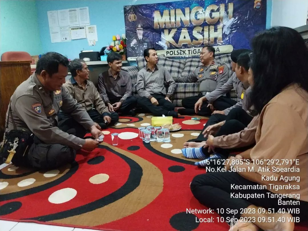 cunte20's tweet photo. Program Minggu Kasih Polsek Tigaraksa

Ipda Hasan Afandi SH Laksanakan Program Minggu Kasih  Di Gereja GKPS, untuk menerima keluh Kesah Masyarakat tentang Kamtibmas dan melaksanakan Pengamanan Gereja  di Ruko PWS  Kel Kaduangung kec Tigaraksa kab Tangerang, Minggu (10/9/2023). https://t.co/3OciHdkobk