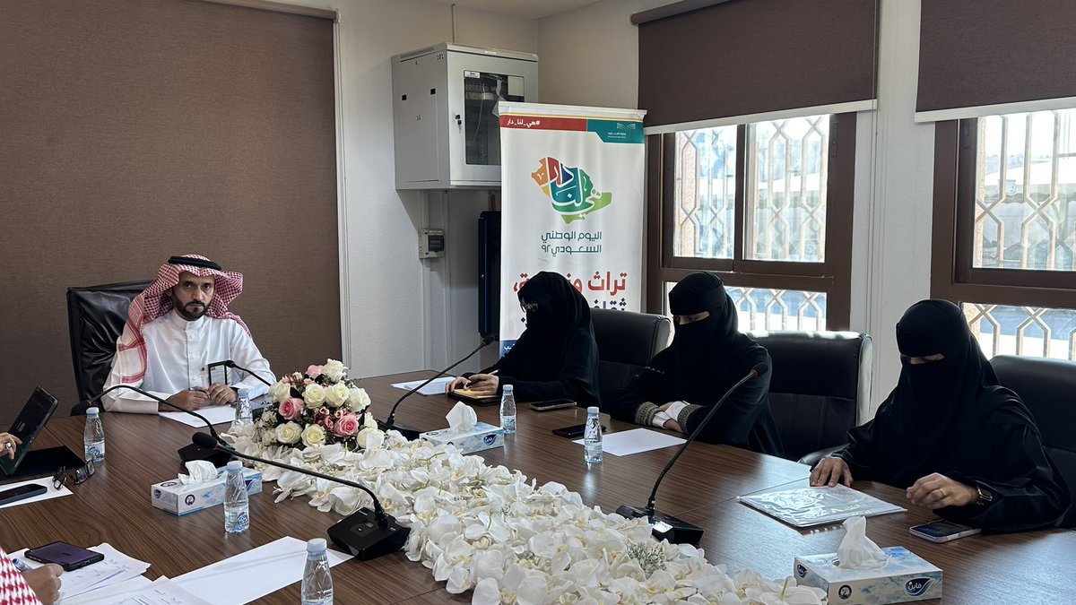 اجتمع مدير مكتب التعليم بغرب الدمام بمدير إدارة التخطيط بالإدارة العامة للتعليم بالمنطقة الشرقية لمناقشة كثافة وتوزيع واحتواء الطلاب والطالبات في مدارس القطاع للبنين والبنات ، وذلك بحضور مساعدي مدير المكتب للشؤون التعليمية والمدرسية .