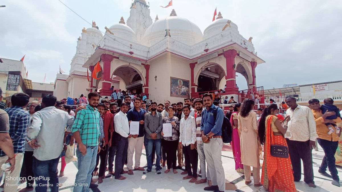 DharmpalsinhS's tweet photo. ટેટ,ટાટ ઉમેદવારોએ સાક્ષાત ભગવાન રણછોરાયજીને અરજી કરી કે શિક્ષકોની કાયમી ભરતી ગુજરાતમાં થાય, ઉમેદવારોને ન્યાય મળે અને લાખો બાળકોનું ભવિષ્ય અંધકારમય ના થાય તેવી પ્રાથના...
#કાયમી_ભરતી_કરો 
#જ્ઞાન_સહાયક_રદ_કરો 
#GUJ_WANT_GOV_TEACHERS https://t.co/wGAdnMp06J