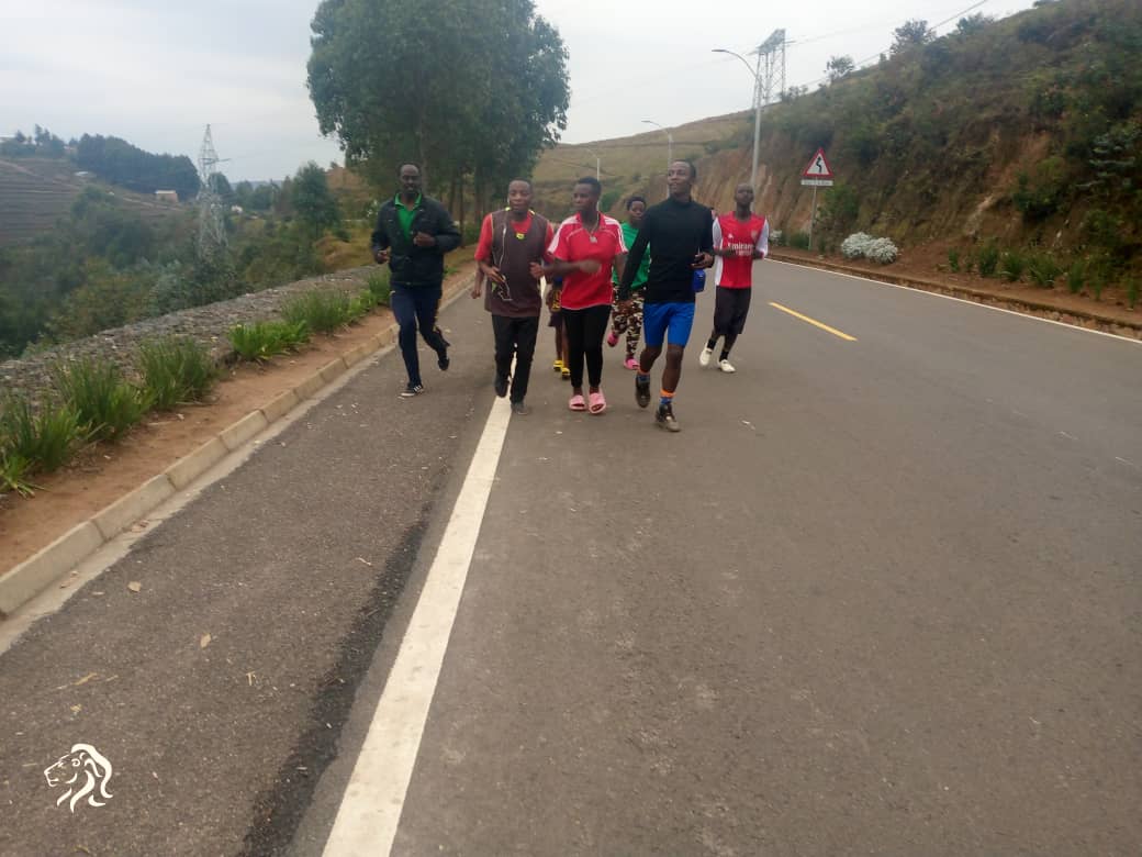 MiyoveN's tweet photo. Muri ikigitondo urubyiruko rwo mu murenge wa Miyove kubufatanye n'ubuyobozi bw'umurenge babyukiye muri siporo rusange Kimwe n'abandi hose mu mirenge igize akarere ka Gicumbi, Nyuma hatangwa ubutumwa bwibanze ku kurwanya Ibiyobyabwenge.@GicumbiN https://t.co/hWWmLkRHhQ