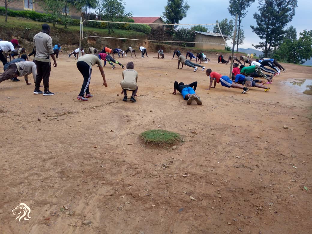 MiyoveN's tweet photo. Muri ikigitondo urubyiruko rwo mu murenge wa Miyove kubufatanye n'ubuyobozi bw'umurenge babyukiye muri siporo rusange Kimwe n'abandi hose mu mirenge igize akarere ka Gicumbi, Nyuma hatangwa ubutumwa bwibanze ku kurwanya Ibiyobyabwenge.@GicumbiN https://t.co/hWWmLkRHhQ