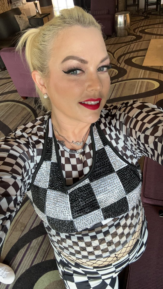 NikyNikB's tweet photo. @gwenstefani thanks for Twinning with me tonight 🏁✨😘 #anaheim #gwenstefani #hondacenter30 #truebabe #gxvebeauty https://t.co/DJSFgF4lhZ