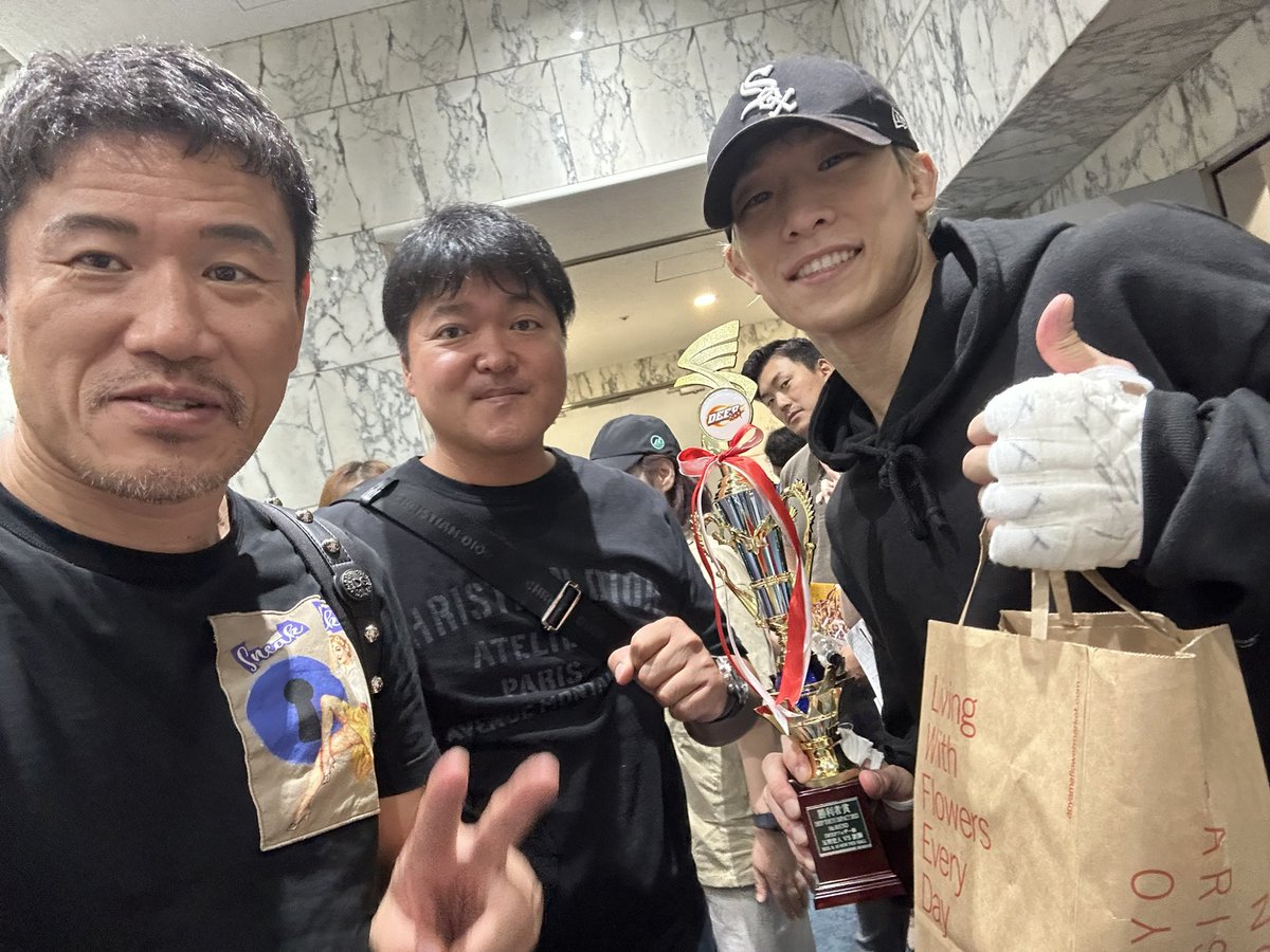 horihudosanjuku's tweet photo. トライフォース赤坂3人の五明君も、1RでTKO勝利！

対戦相手の劉選手、2度の金的は誠に申し訳ございませんでした🙏

本日はトライフォース赤坂勢は3戦全勝👌

今後は、9月18日のDEEPで倉本大吾、安井飛雄馬、24日のRIZINで白川陸斗、修斗で藤野恵実、10月1日RIZINヒロヤと続きます。 https://t.co/M8f4TTqIii