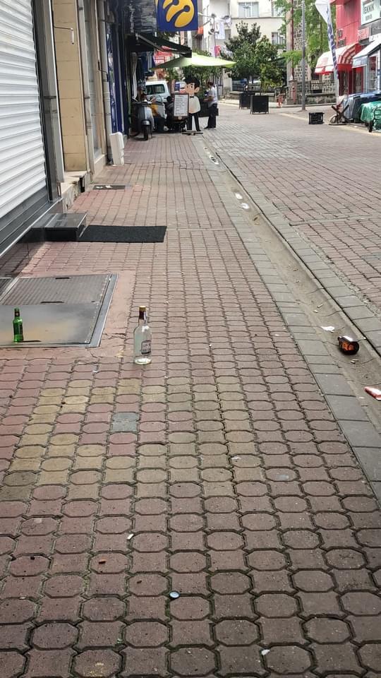 ak_imat's tweet photo. İnsanoğluna, matematikten, fenden önce ahlak öğretmenin gerekliliğini bu resimde görebilirsiniz.
Resim belediyesini suçlayarak sosyal medyada paylaşılmış. Sizce suçlu kim. Gece alkol şişesini sokağa atan mı, sabah saat 6'da görüp çöp yerine sosyal medyaya atan mı, belediye mi? https://t.co/v3x55jLrOj