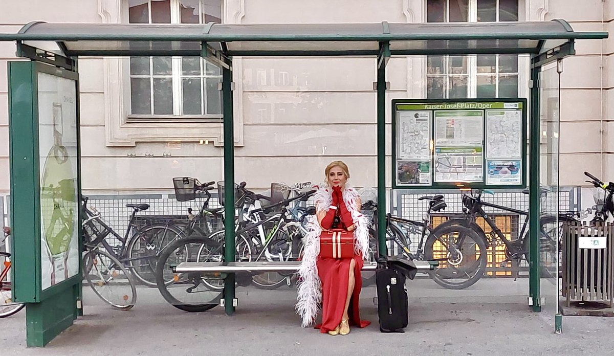 Esperant l’entrada a la temporada 23-24. 
#opergraz #austria #mezzosoprano #nouinicidetemporada #divina