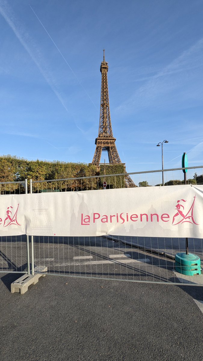 CEAParisSaclay's tweet photo. #evenement 🏃♀️| Les coureuses du @CEA_Officiel sont sur la ligne de départ pour fouler les pavés parisiens. Encouragées par la Tour Eiffel et toute la team ! Let's go ! #LaParisienne https://t.co/sVchsh65oh