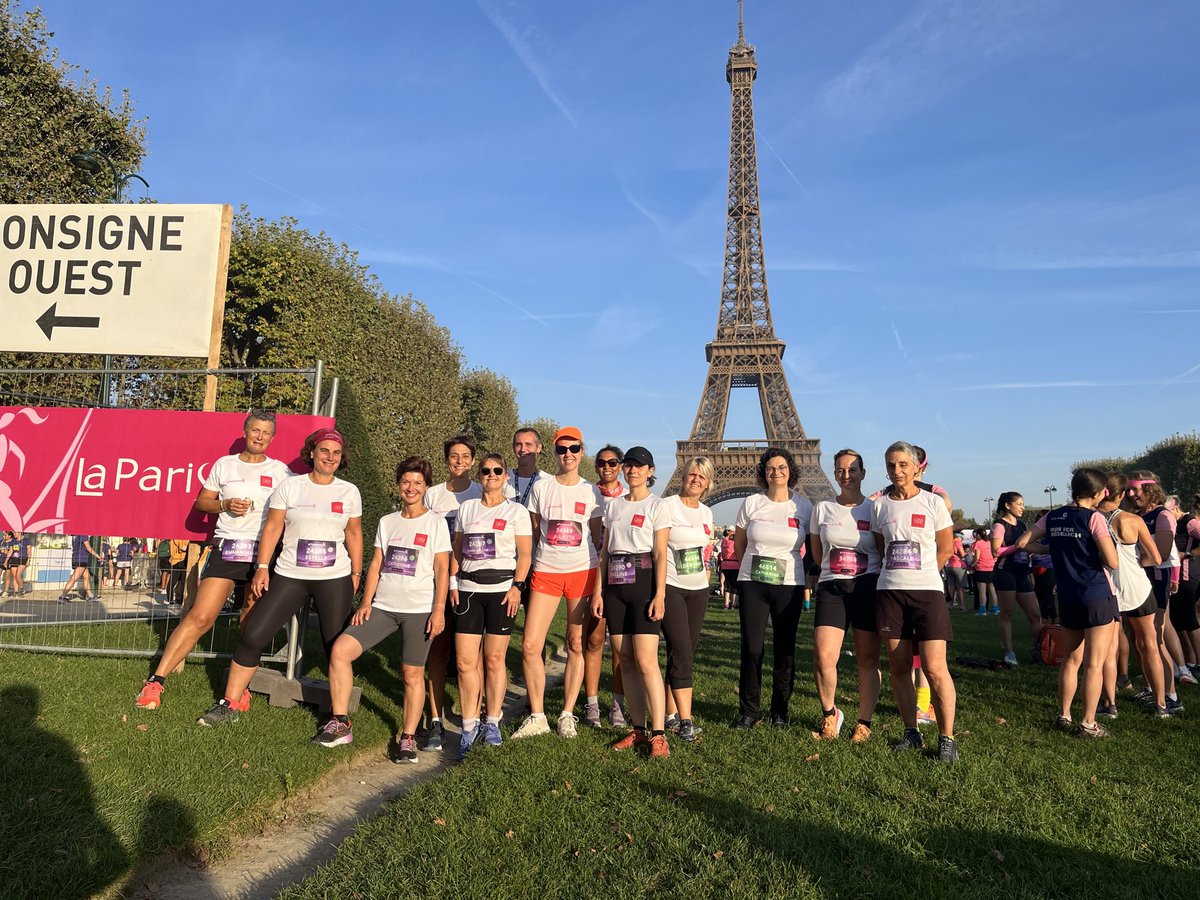 CEAParisSaclay's tweet photo. #evenement 🏃♀️| Les coureuses du @CEA_Officiel sont sur la ligne de départ pour fouler les pavés parisiens. Encouragées par la Tour Eiffel et toute la team ! Let's go ! #LaParisienne https://t.co/sVchsh65oh