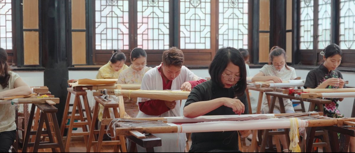 Chengdu_China's tweet image. The certificate of the #GoldenPandaAward, made of #ShuEmbroidery, which carries a history of more than 3,000 years of Shu embroidery techniques, was unveiled!