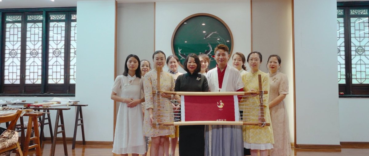 Chengdu_China's tweet image. The certificate of the #GoldenPandaAward, made of #ShuEmbroidery, which carries a history of more than 3,000 years of Shu embroidery techniques, was unveiled!