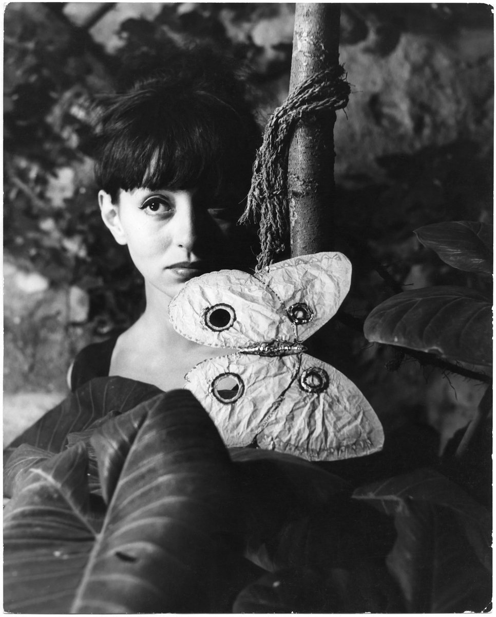 Kati Horna - Mujer y máscara (Woman with Mask), Mexico (1962)
#photography #KatiHorna