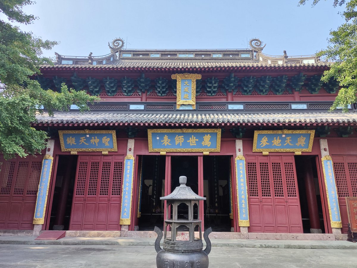 AddamsChen's tweet photo. 杭州孔庙大成殿，清代重檐歇山建筑，纯青绿斗拱颇有古画的风韵，还保留了比较完整的江南彩画 https://t.co/RbGq1TCehD