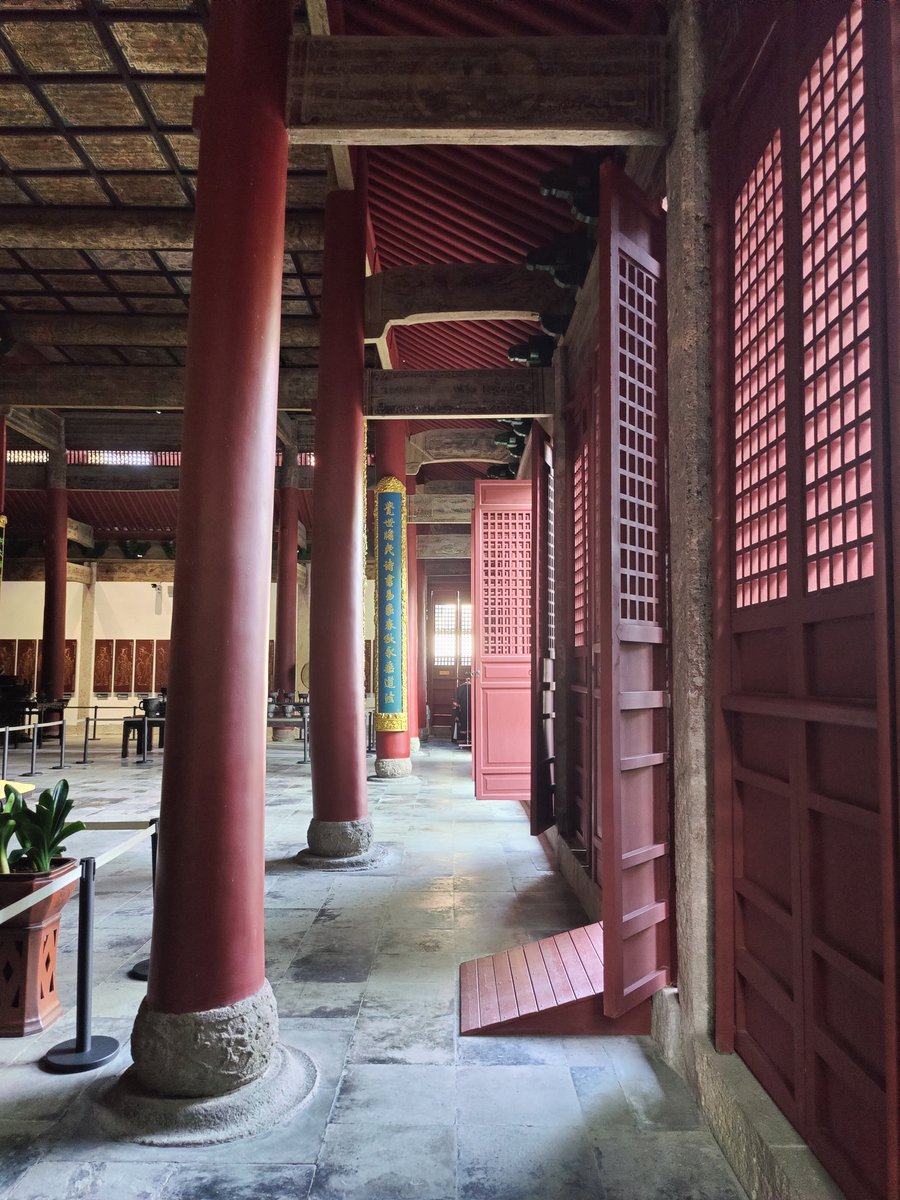 杭州孔庙大成殿，清代重檐歇山建筑，纯青绿斗拱颇有古画的风韵，还保留了比较完整的江南彩画