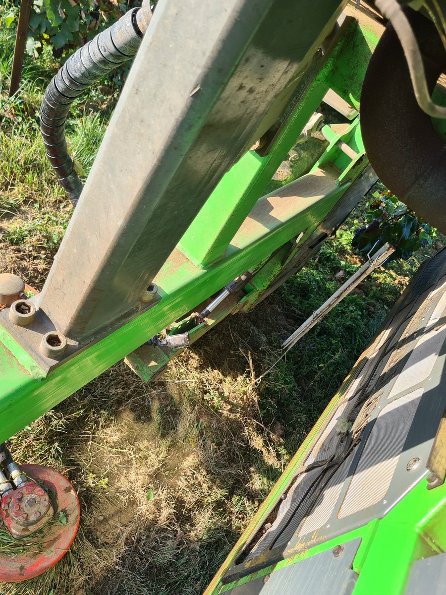 benoit51390's tweet photo. Oups, cela peut être dangereux pour le matériel 🎥 de filmer en devers!😰
#Champagne
📍#Lhéry
📌#LesMonets
🍇#Meunier
🚜#BrossageHerbe
Toujours avec les #Brosmatic (sans matic 🤓) de chez @Boisselet_sas https://t.co/XN5rHMLU6z