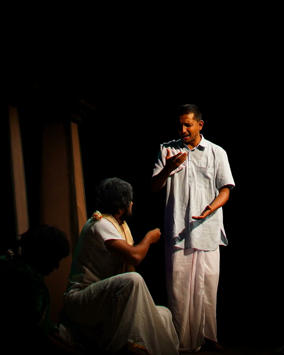 nirantharaorg's tweet photo. ಸಧ್ಯ, ಈ ಊರಲ್ಲಿ ಇದುವರೆಗೂ ಜಾತಿ ಧರ್ಮಗಳ ದೆವ್ವಗಳು ಹುಟ್ಟಿಲ್ಲ.

'ಗೊರೂರು' ನೆನ್ನೆ ಮೈಸೂರಿನ ರಾಮಕೃಷ್ಣನಗರದ ರಮಾಗೋವಿಂದ ರಂಗಮಂದಿರದಲ್ಲಿ ನಡೆದ ನಾಟಕದ ಚಿತ್ರಗಳು.

ಚಿತ್ರ ಕೃಪೆ: @siddesh_m_e

#Goruru 
#GoruruRamaswamyIyengar 
#Niranthara #nirantharafoundationmysuru 
#drama #play #mysore #theater https://t.co/Q87NjH11Ul