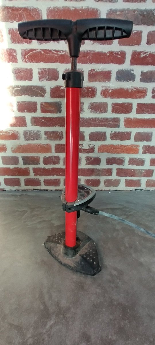 Nog even de fietsbanden 🚲 wat liefde geven en klaar voor Open Monumentendag 🤩! Ook voor wie niet fietst is er vanalles te doen! Tot straks!
Programma: langemaxmuseum.be/2023/09/09/ope… 

#openmonumentendag #openmonumentendag2023 #koekelare #westhoek