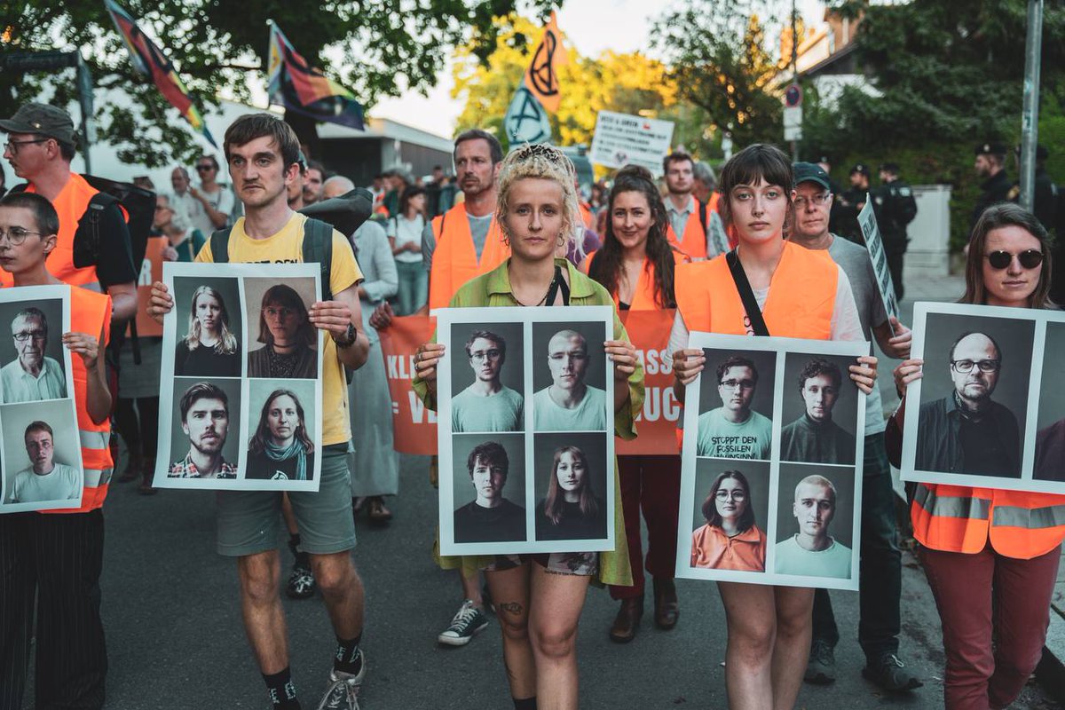 ist natürlich im Wahlkampf peinlich. Das belegt: Hier geht es um Politik, nicht um Recht. Wie auch immer: Es ist ein Armutszeugnis für jede Regierung, wenn sie berechtigten, legitimen und gebotenen Protest der Polizei und Justiz übergibt, damit dieser mundtot gemacht wird.