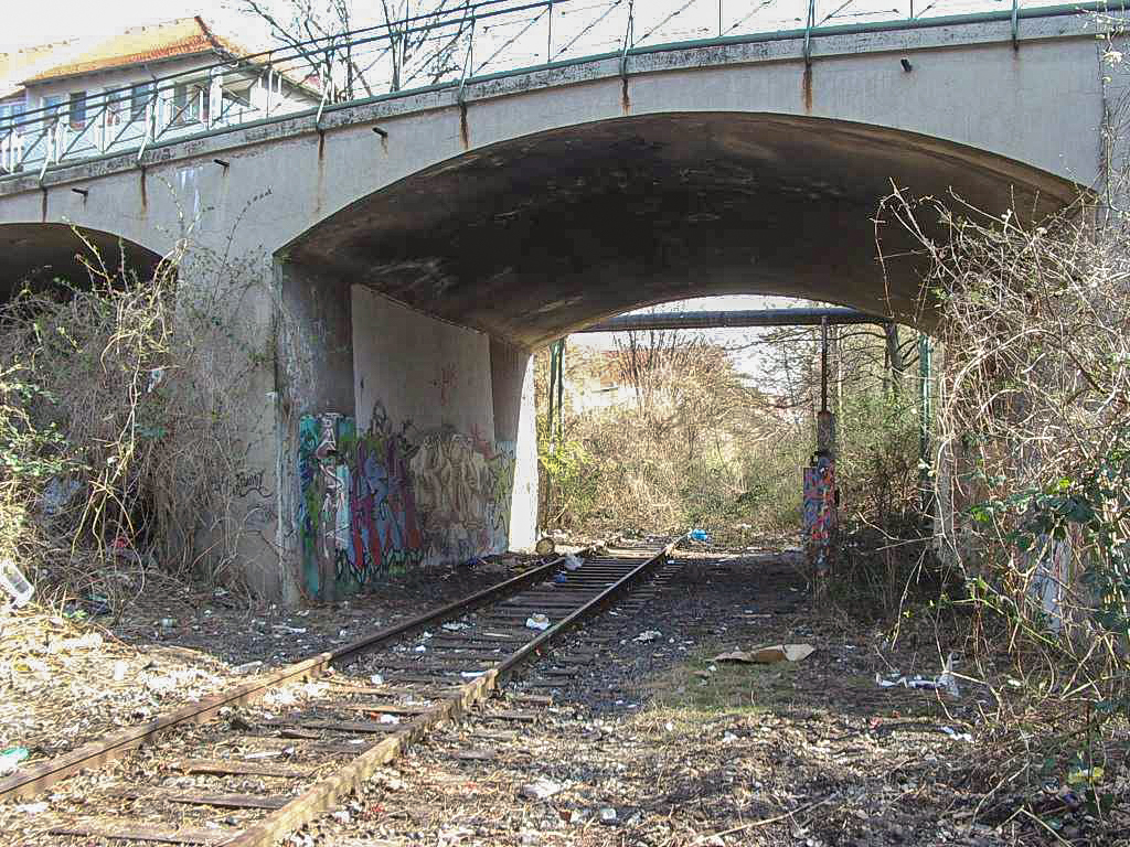 Die Brücke der Nieschlagstraße in LInden ist ab morgen nur noch Rad- und Fußweg. 🚲🦽🚶‍♀️ Für den Kfz-Verkehr ist sie aus Sicherheitsgründen zwischen Fössestraße und Rampenstraße gesperrt. Die Brücke hat massive Schäden. Ein Neubau ist erst ab 2025 möglich: hannover.de/Service/Mobil-…