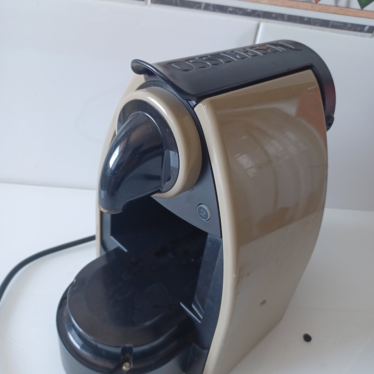 Maria__Garcia_F's tweet photo. #Nespresso esa compañía tan "concienciada" con el desarrollo y el #CambioClimatico ecología pone tornillos ciegos en sus cafeteras para que no las puedas reparar #obsolencenciaProgramada https://t.co/lIit5s93ph