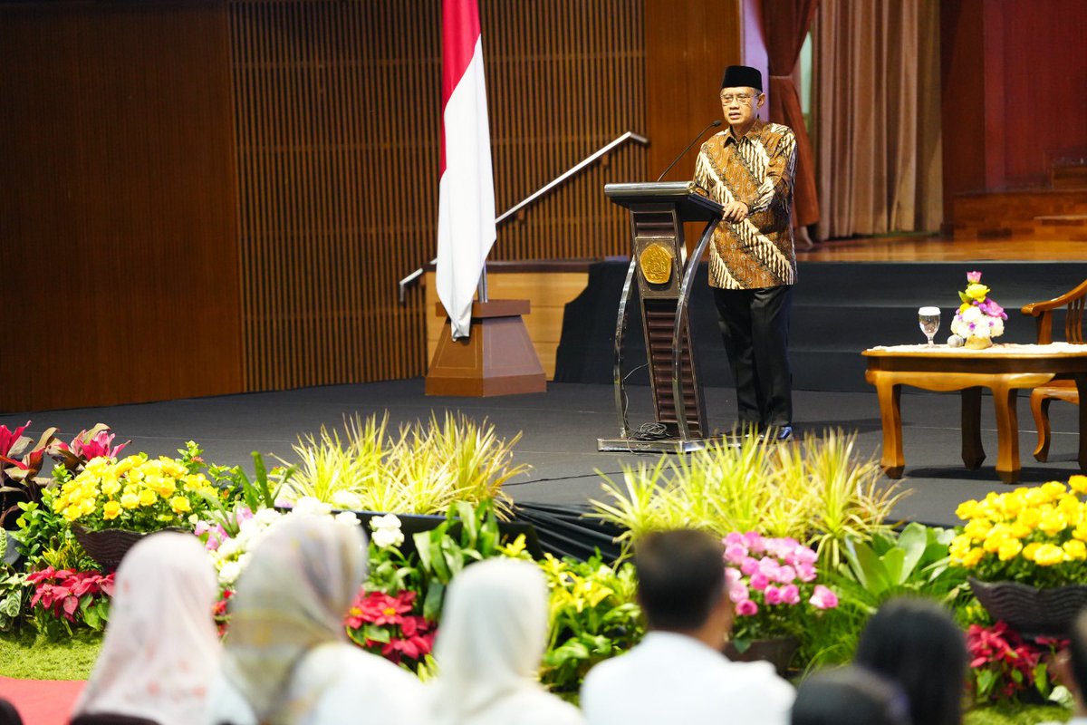 Pagi tadi Ahad (10/9) menyampaikan tausyiah dalam rangka Milad ke 66 Universitas Padjajaran (UNPAD).

Saya sampaikan bahwa pengembangan akademik yang unggul dan berdampak mesti berangkat dari hakikat dan sistem pendidikan yang utuh dan terpadu dalam paradigma holistik.