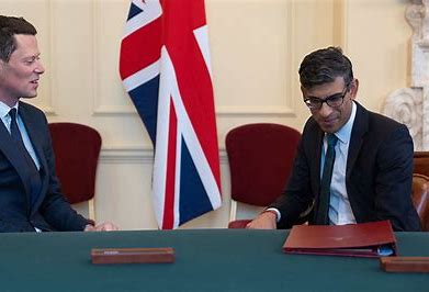 DalbidEU's tweet photo. @susannareid100 Far too little far too late on so many issues. I’m tired of Weasel Words. Drained by Deceit and Diversions. Sick of ‘spinning’ figures. Wearied by ‘We'll be setting up an inquiry’ and ‘We're looking into it’. Just go #Sunak and take your incompetent MPs like #AlexChalk with you. https://t.co/7D3lErGlNg