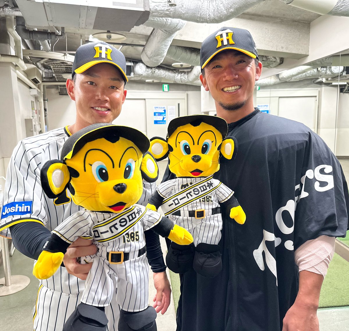 ビールTシャツサイン入り　2023 日本一記念　伊藤将司選手 Amazon.co.jp: 阪神タイガース 伊藤将司 ビールかけTシャツ 直筆