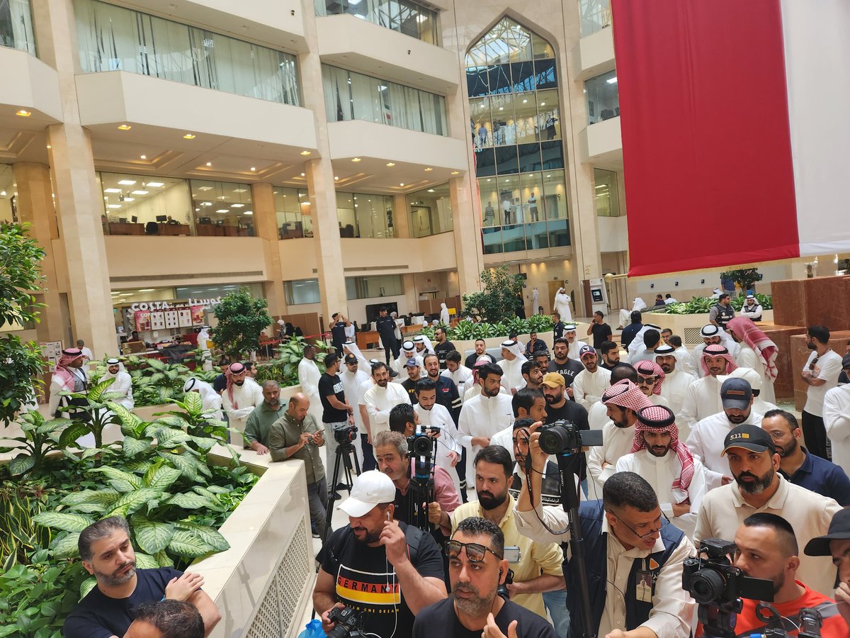 e3arbnews's tweet photo. #الكويت || صور من اعتصام عاملي وزارة الكهرباء و الماء حاليا 

#عاملي_وزاره_الكهربا 
#وزارة_الكهرباء_والماء
#اعتصام_عاملي_الكهربا https://t.co/c6LA7vIaa7