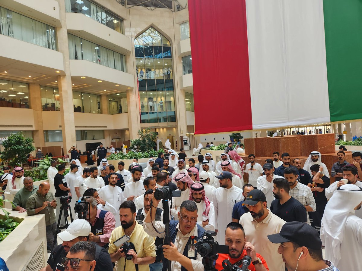 e3arbnews's tweet photo. #الكويت || صور من اعتصام عاملي وزارة الكهرباء و الماء حاليا 

#عاملي_وزاره_الكهربا 
#وزارة_الكهرباء_والماء
#اعتصام_عاملي_الكهربا https://t.co/c6LA7vIaa7