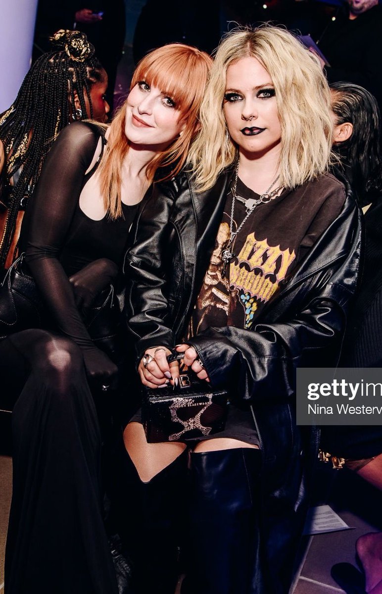 pmoreforarmor's tweet photo. they mothered a whole generation of punk/emo kids

the absolute POWER these pics hold https://t.co/gsaPQ3iHqX