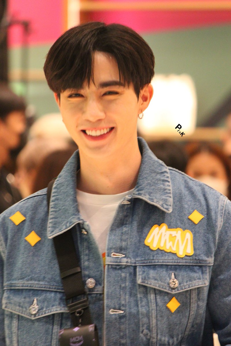happy happy birthday สุดหล่อเติบโตขึ้นอีกปีแล้วสินะดีใจกับทุกความสำเร็จของเฮียขอให้เฮียมีสุขภาพแข็งแรงในทุกๆวันเป็นที่รักของพวกเราอย่างนี้ไปทุกๆปีขอบคุณรอยยิ้มที่มีให้พวกเราเสมอมารักเฮียเสมอ
มัมหมา❤️พพน
#วันเกิดซีพฤกษ์คนเท่
#ZeePruk