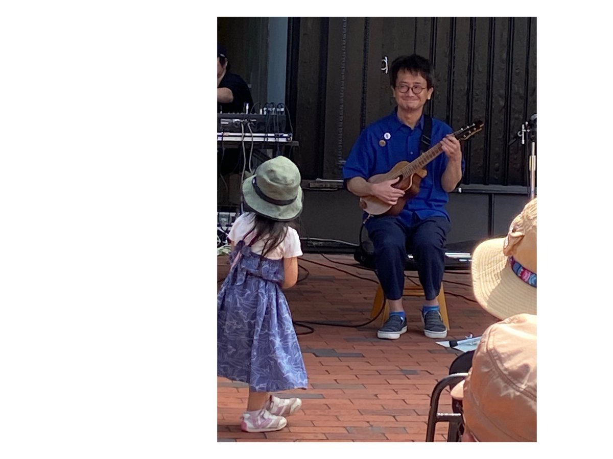 tsumikirecord's tweet photo. （おまけ）
今年もお子さんと目が合いました、、笑。（浩太）
*
#金森浩太  #ギター  #guitar  #ギタレレ  #ミニギター  #ウクレレ  #6弦ウクレレ  #ライヴ  #ピクニックフェス宮の沢  #ピクニックフェス宮の沢2023  #ピクニックフェス  #ピクフェス  #picnicfes  #picfes  #白い恋人パーク  #札幌 https://t.co/InlPpE90F6