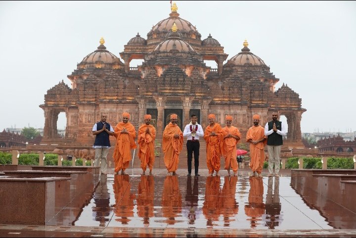 lokender559's tweet photo. ब्रिटेन के प्रधानमंत्री श्री ऋषि सुनक जी अपनी धर्मपत्नी के साथ अक्षरधाम मंदिर के दर्शन किए ।
विश्व में सनातन का झंडा ।। जय श्री राम 
#भारत 
#G20SummitDelhi https://t.co/klQtLUX8tb
