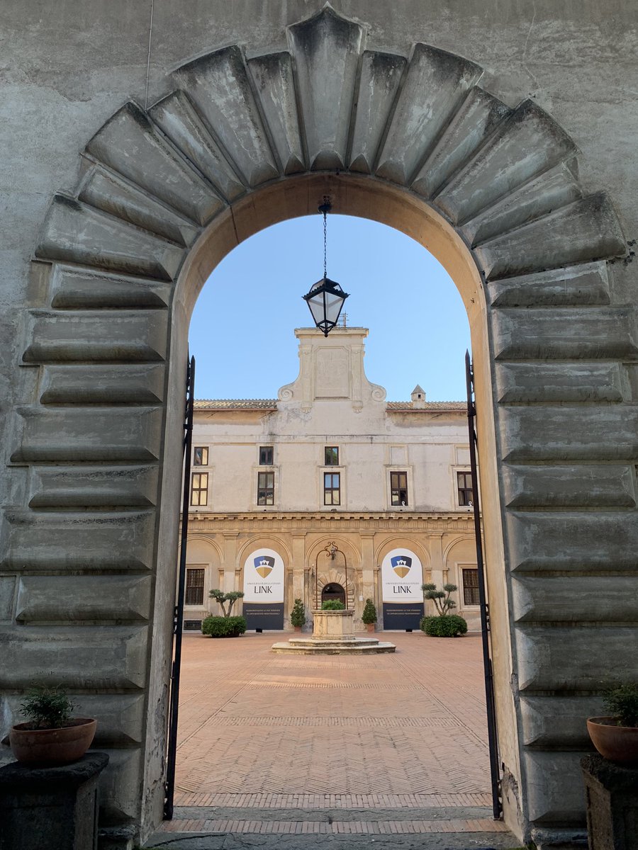 Si riprende. In una Roma dai colori forti e dalle strade ancora sgombre di lamiere su gomme e varia umanità. Si torna a spiegare, a parlare, confrontarsi e a discutere di #politicheattivedellavoro. Alla <a href="/LinkCampus/">Università degli Studi Link</a> al Master #Polav10