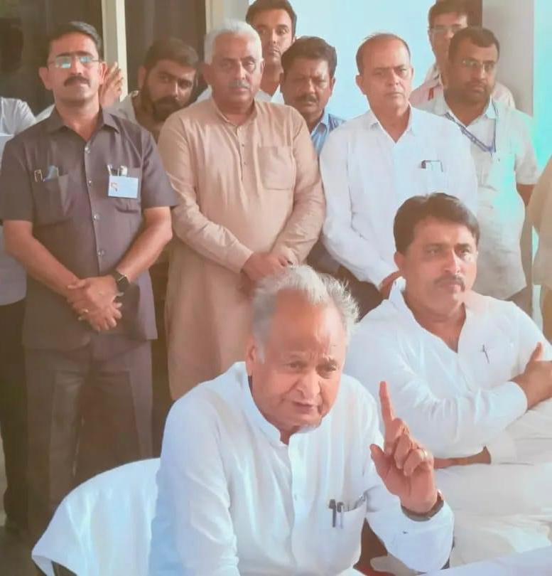 aiyub_prof's tweet photo. बधाई जोधपुर
जोधपुर में संस्कृति और खेल की सुदृढ़ बुनियाद
HCm श्री @ashokgehlot51 जी साथ जोधपुर में निर्माणाधीन इंटरनेशनल कन्वेंशन और कल्चरल सेंटर का जायजा लिया.. साथ ही शारीरिक शिक्षा महाविद्यालय का अवलोकन किया
@rssurjewala @Sukhjinder_INC  @GovindDotasra @INCRajasthan @INCIndia https://t.co/vBbL10srvl