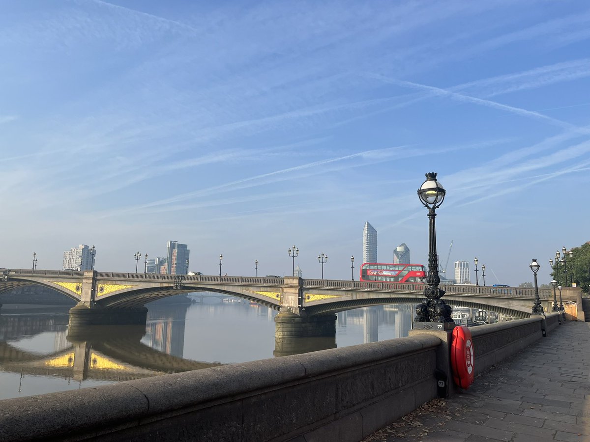 alinaaaa1000's tweet photo. #cerul meu ar fi stat acasa azi #London https://t.co/zGEuUP1Mn5