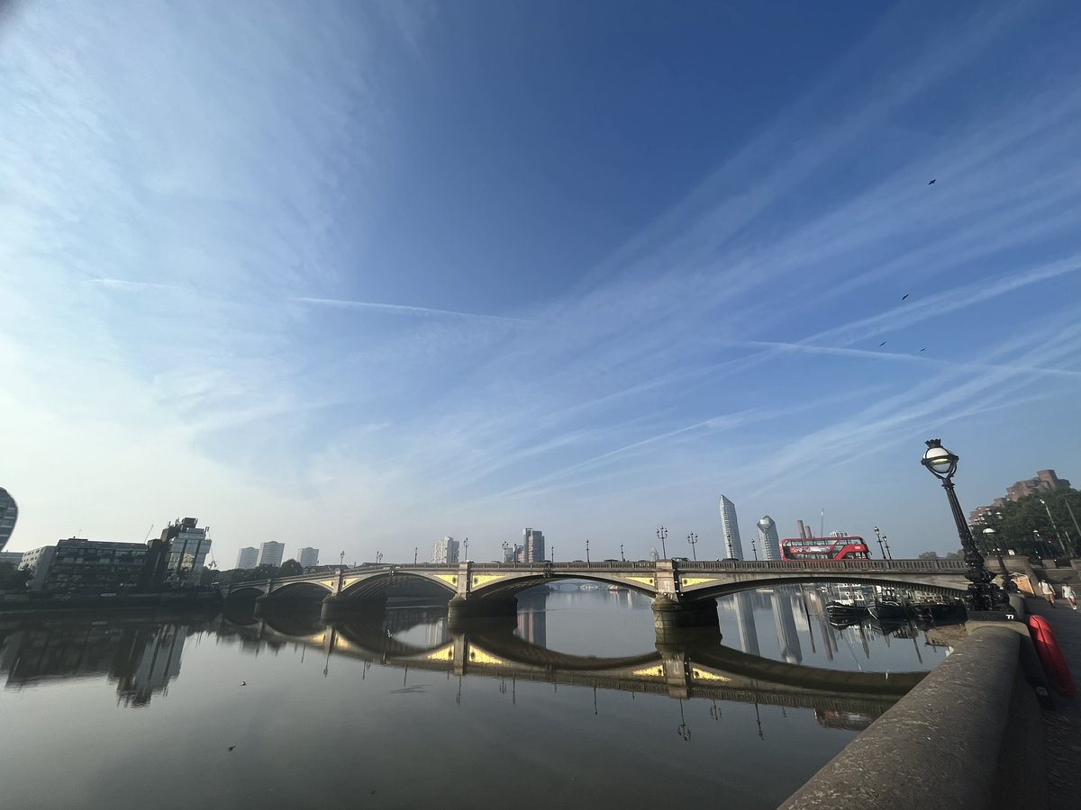 alinaaaa1000's tweet photo. #cerul meu ar fi stat acasa azi #London https://t.co/zGEuUP1Mn5