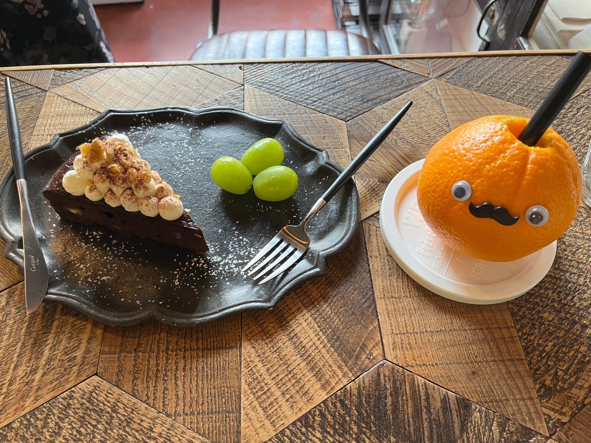 tbe01334's tweet photo. 今日も恒例、ライブ前の美味しいお店探索‼️
先ずは #加藤順漬物店 さんで3品ゲット👍
カフェは #cocochi さん、可愛いオレンジジュースとガトーショコラ😋
今からライブ会場の #RIZM さんへ向かいます。楽しみ〜 https://t.co/j2gIHXAinh
