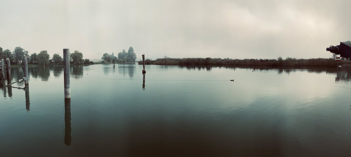 Guten Morgen und herbstliche Grüsse vom #Bodensee.

@Stadt_Konstanz <a href="/AlteRheinbrueck/">Alte Rheinbrücke</a> #Kreuzlingen