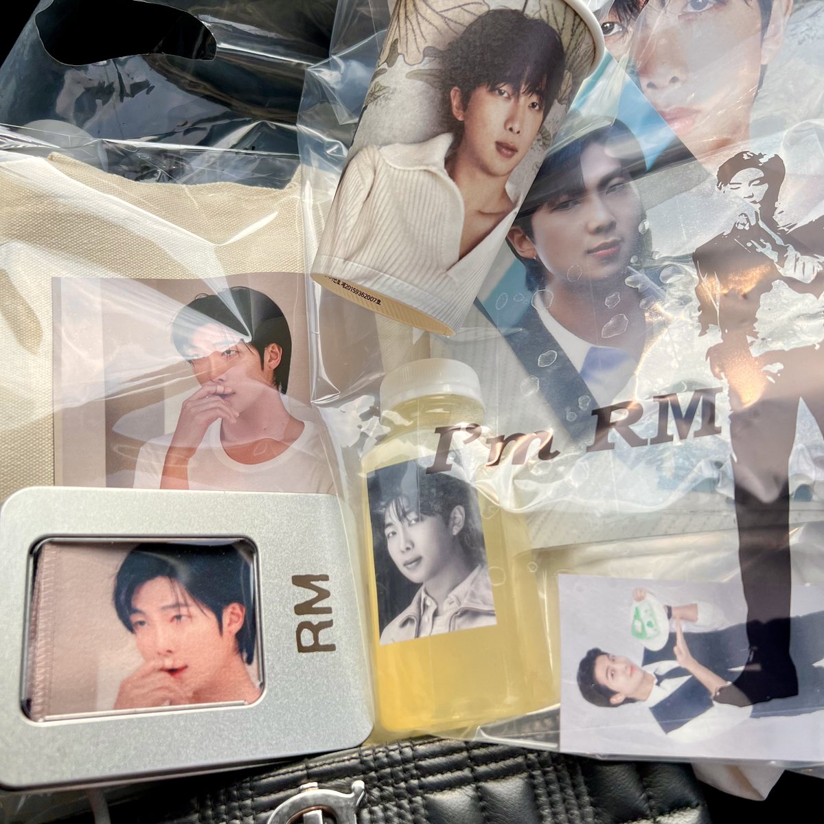 Mochi_MIN_luv's tweet photo. 오늘도 나 때문에 고생하는 내 18년 남사친님🧚‍♀️

최근에 진짜 바빠서 생카 기대도 못 했는데 오랜만에 시간 내서 놀러 가는 길에 조르고 졸라 들른 시애틀💜

비록 머글 남사친님이 너무 힘들어해서 오래는 못 있었지만 미니에코백도 뽑아주심☺️

짧지만 행복해따💜

#Love_RM_day
#IM_RM https://t.co/5exHO3sZKK