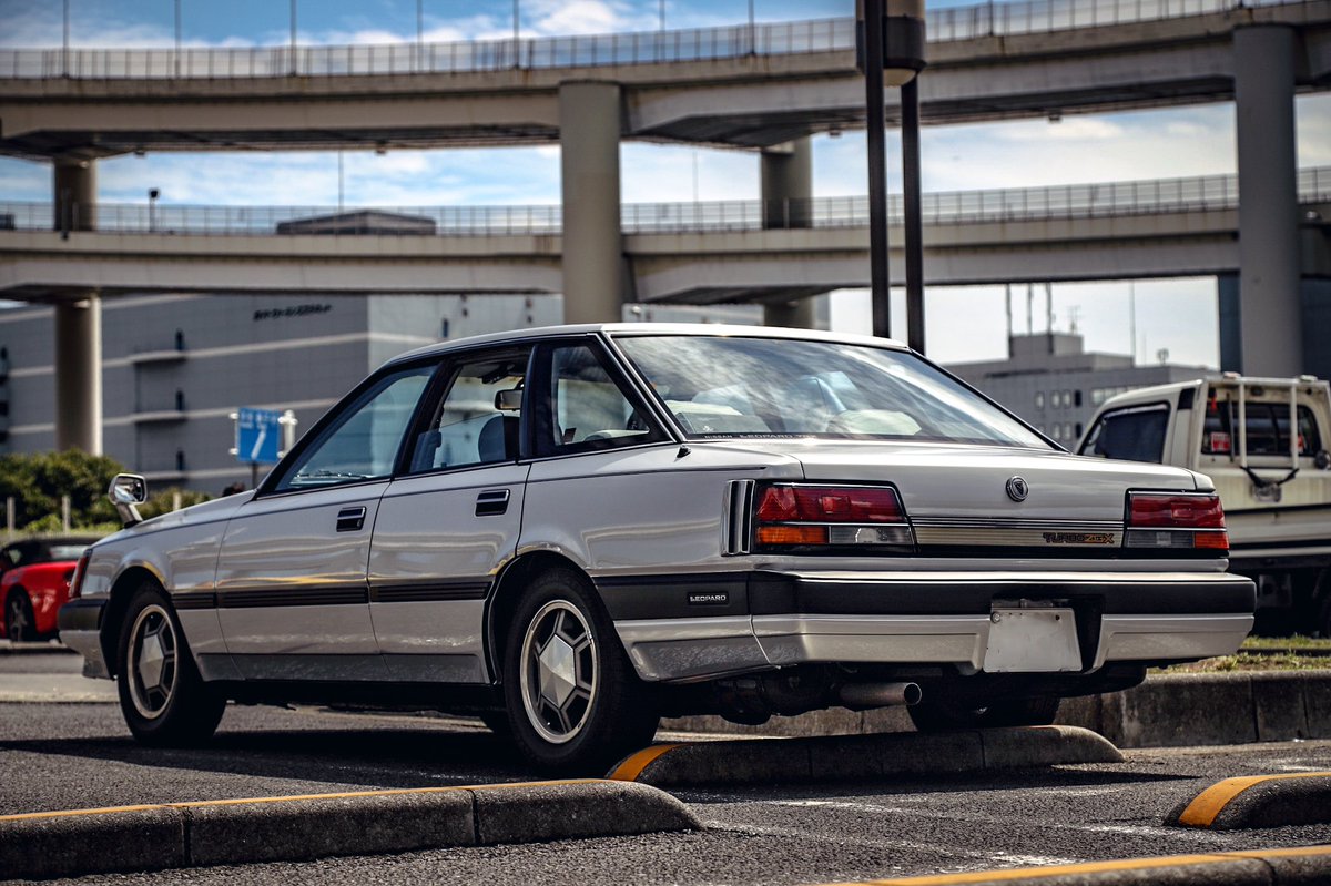 F31レパード 1982 日産・レパード TR-X ZGXターボ 4ドア (F30) 「自由」に何を