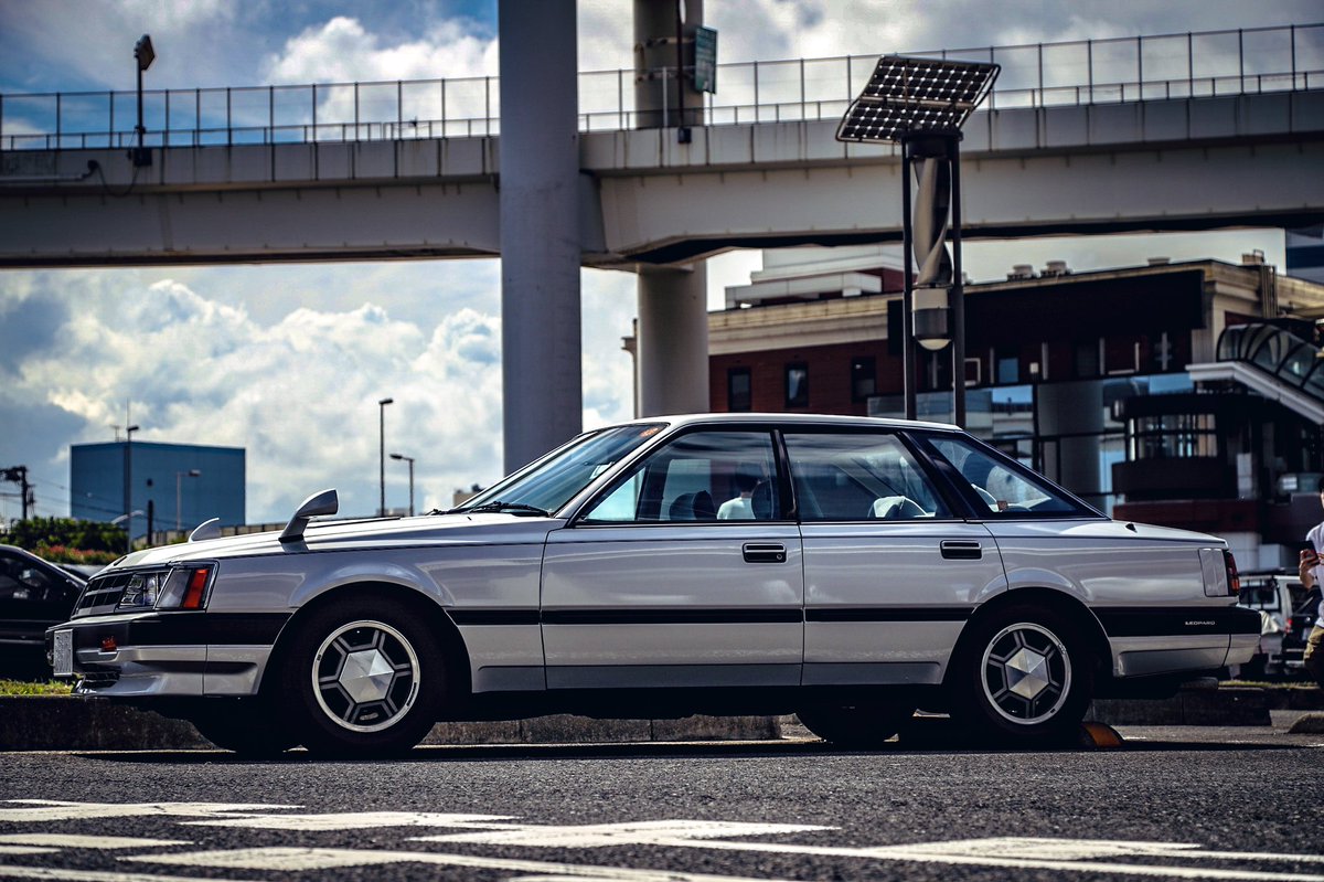 1982 日産・レパード TR-X ZGXターボ 4ドア (F30) 「自由」に何を
